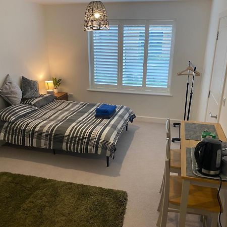 Very Large Double Room With Corner Sofa, Sky Tv, Netflix Etc, Fridge And Microwave Newhaven Eksteriør billede