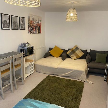 Very Large Double Room With Corner Sofa, Sky Tv, Netflix Etc, Fridge And Microwave Newhaven Eksteriør billede