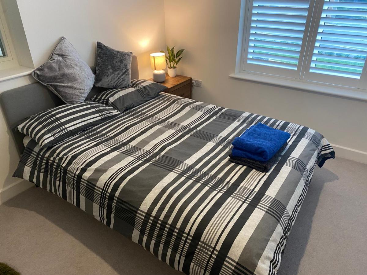 Very Large Double Room With Corner Sofa, Sky Tv, Netflix Etc, Fridge And Microwave Newhaven Eksteriør billede