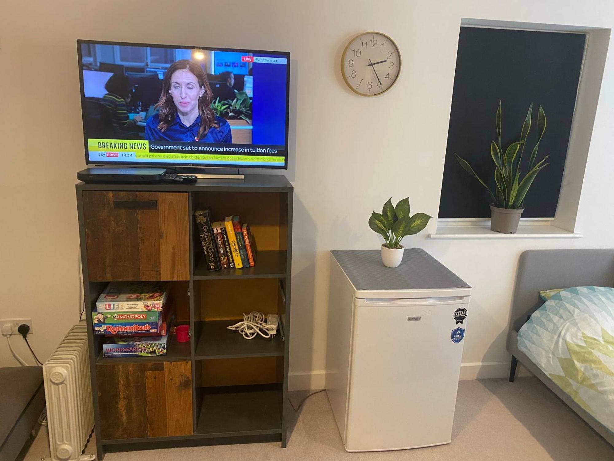 Very Large Double Room With Corner Sofa, Sky Tv, Netflix Etc, Fridge And Microwave Newhaven Eksteriør billede